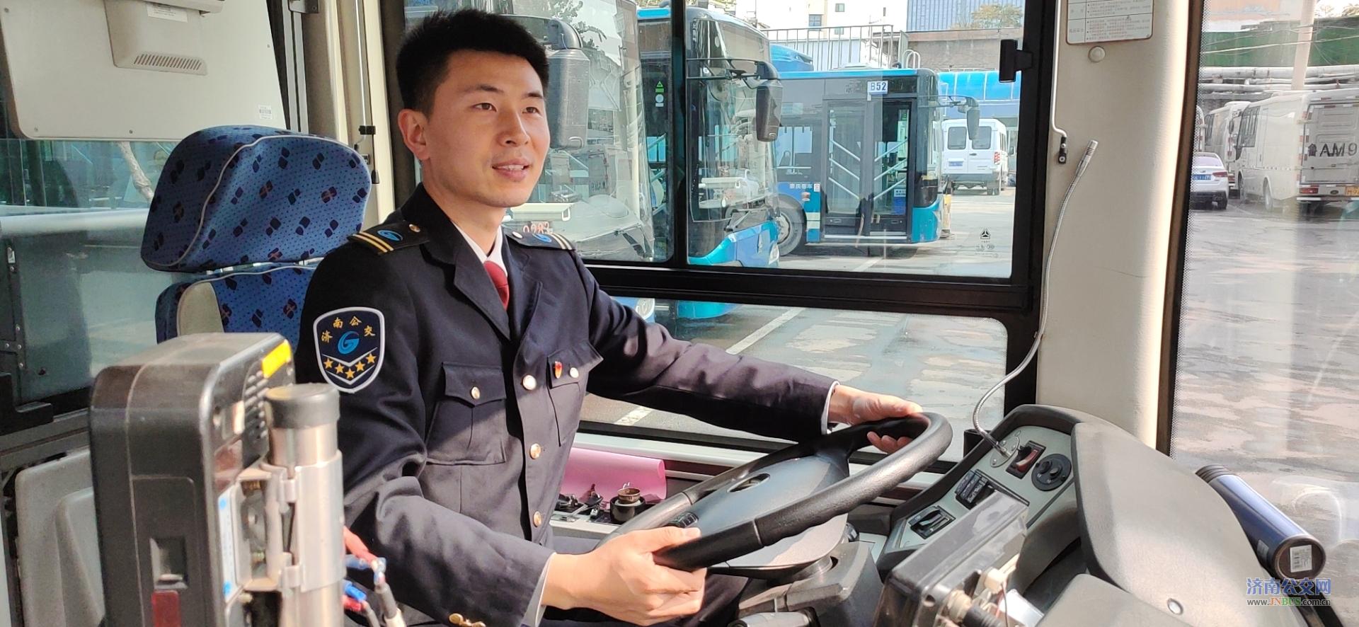 平凡崗位上綻放青春風(fēng)采